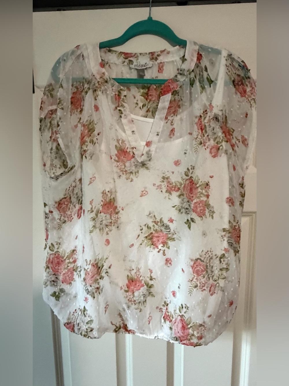 Roz & Ali White Floral Rose Print V-Neck Blouse